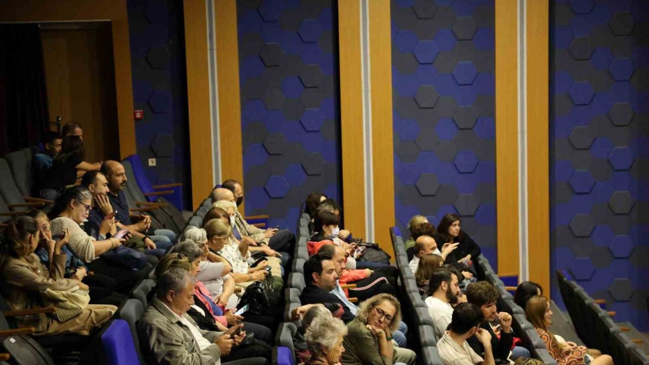 Bodrum Belediyesi Şehir Tiyatrosu yeni oyunuyla beğeni topladı