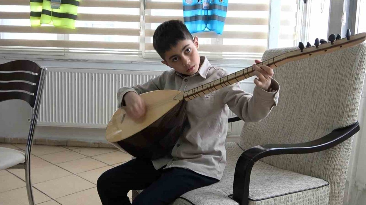 Bağlamayla 5 yıldır türkü söyleyen küçük müzisyenin hayali yazılım mühendisliği