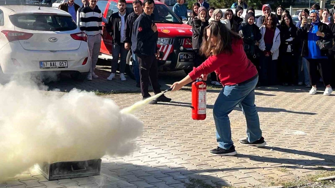 Üniversite öğrencileri yangına karşı tatbikatla bilinçlendirildi