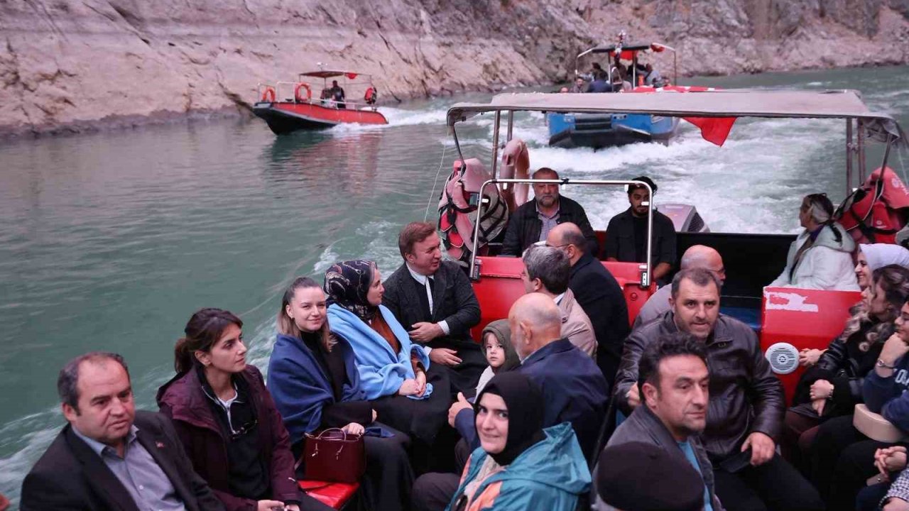 Vali Aydoğdu Kemaliye’de esnafı ziyaret etti, Karanlık Kanyon’da tekne turuna katıldı