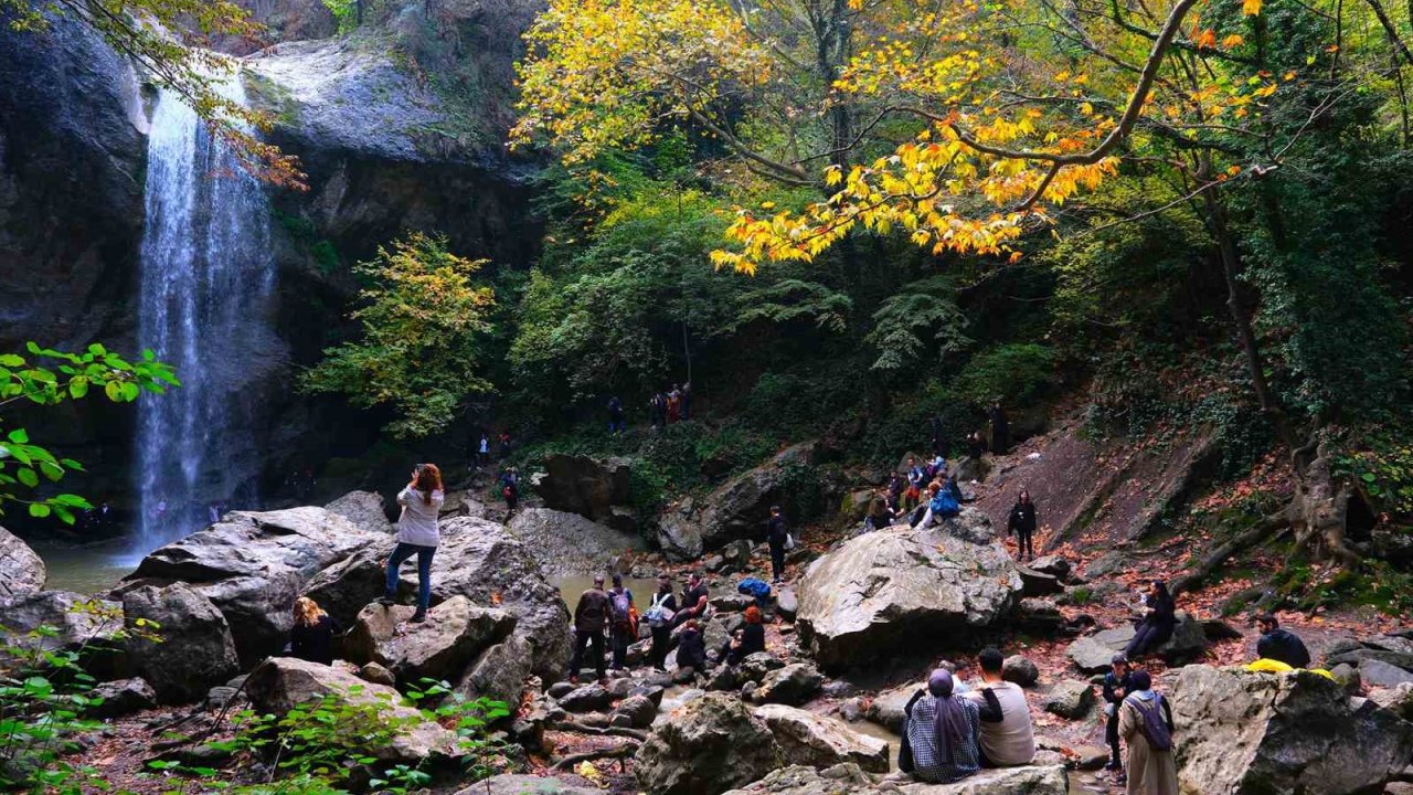 Doğa tutkunları Doğançay’da sonbaharın renklerine yürüdü