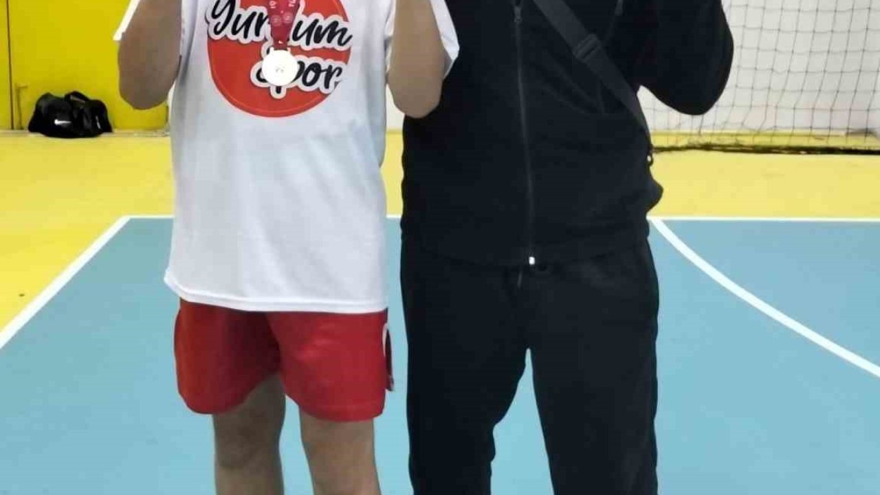 Efe Carl Demirli’den kick boks branşında şampiyonluk