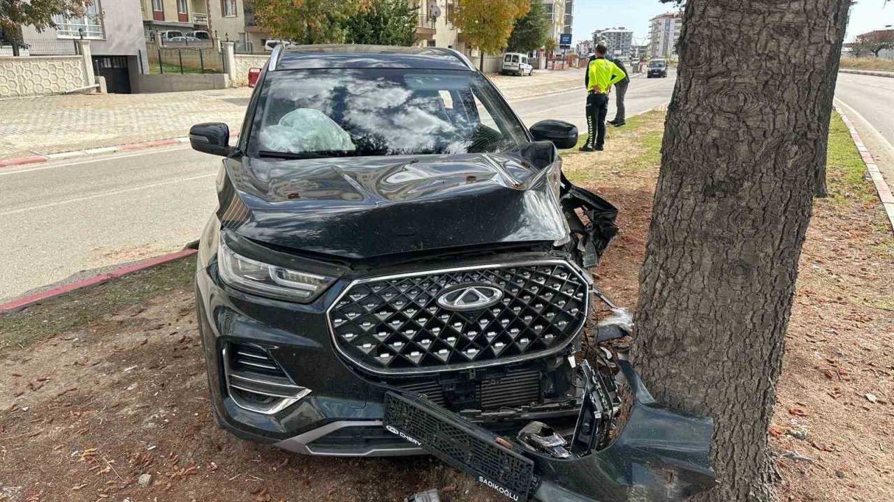 Uşak’ta araç ağaca çarptı: 2 yaralı