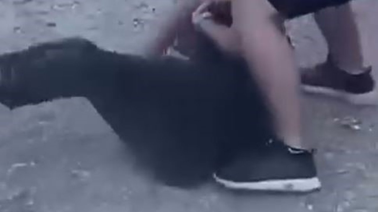 Arnavutköy’de gençlerin acımasızca kavgası kamerada