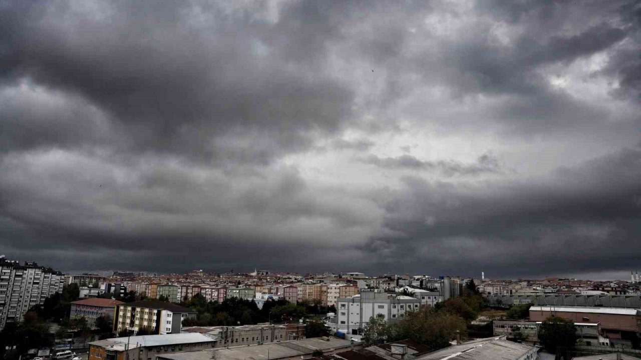 İstanbul’un üzerine kara bulutlar çöktü