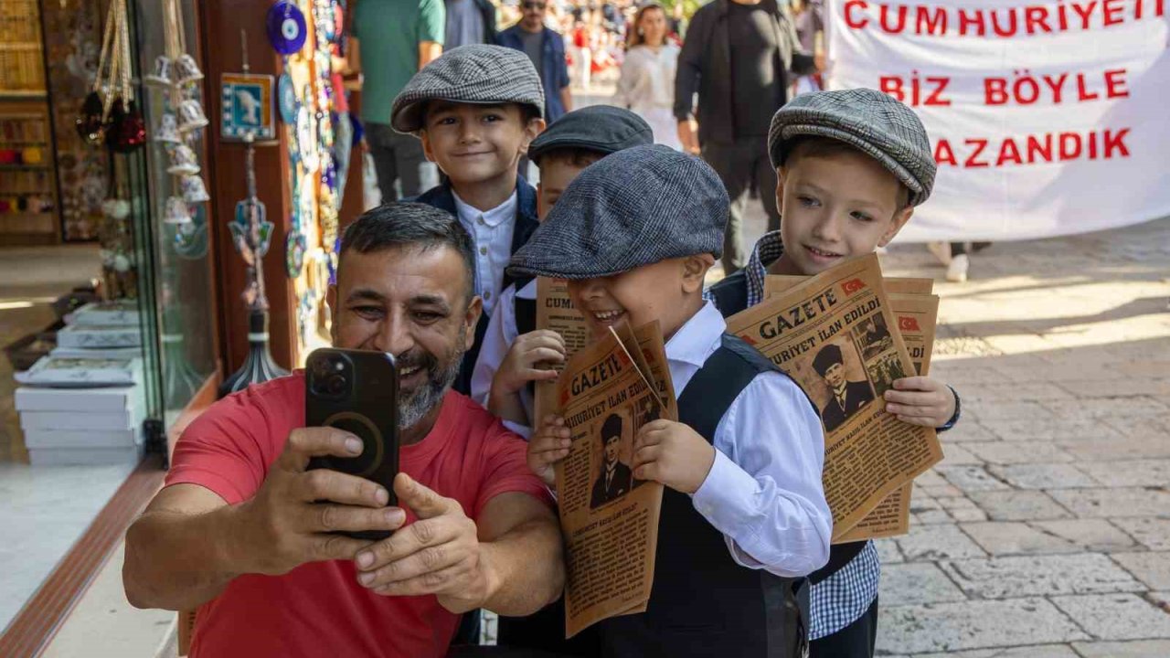 Minik öğrenciler 102 yıl öncesinin gazetecileri oldu