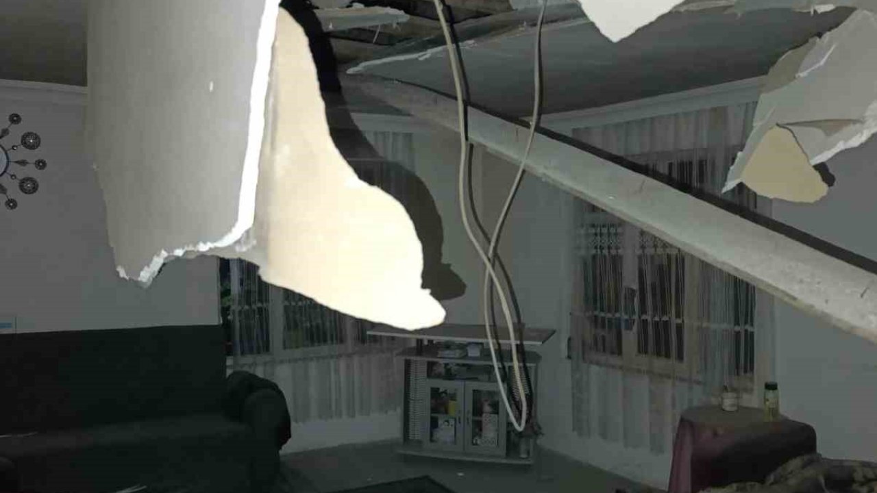 Depremde Gördes’te bir evin tavanı çöktü