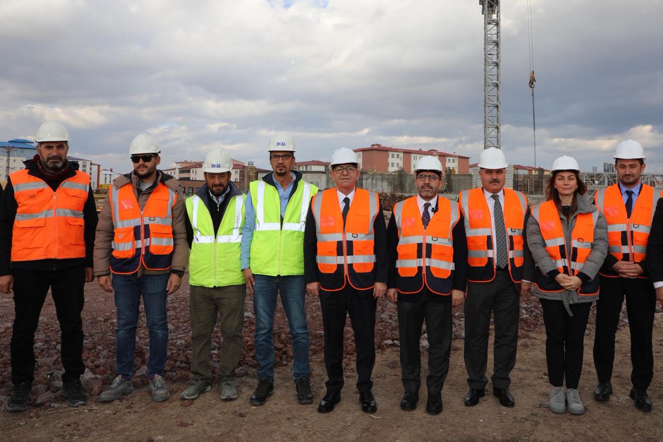 Yeni Devlet Hastanesi inşaat alanında incelemelerde bulunuldu.