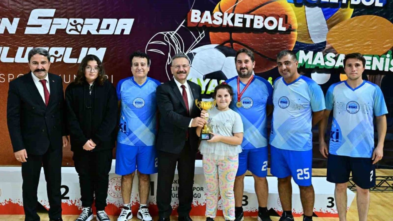 Vali Aksoy, 3. Kamu Spor Oyunları’nda dereceye girenleri ödüllendirdi