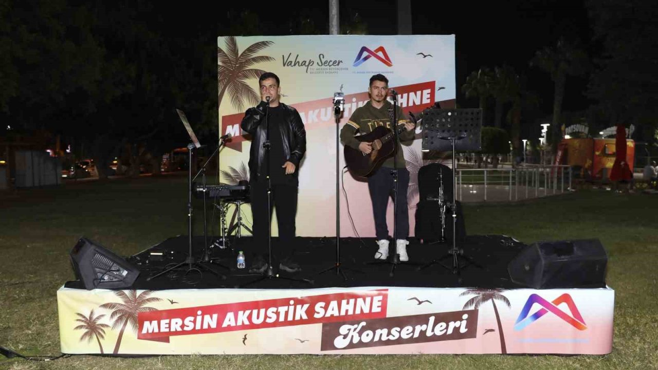 Mersin’de akustik sahne konserleri gençlerin ilgisini çekiyor