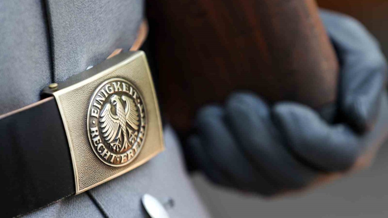 Almanya Savunma Bakanlığı, sivillere kiraladığı 200 tesisi geri alıyor