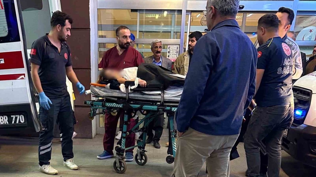 Bıçağı karnına saplayarak ağır yaralandı