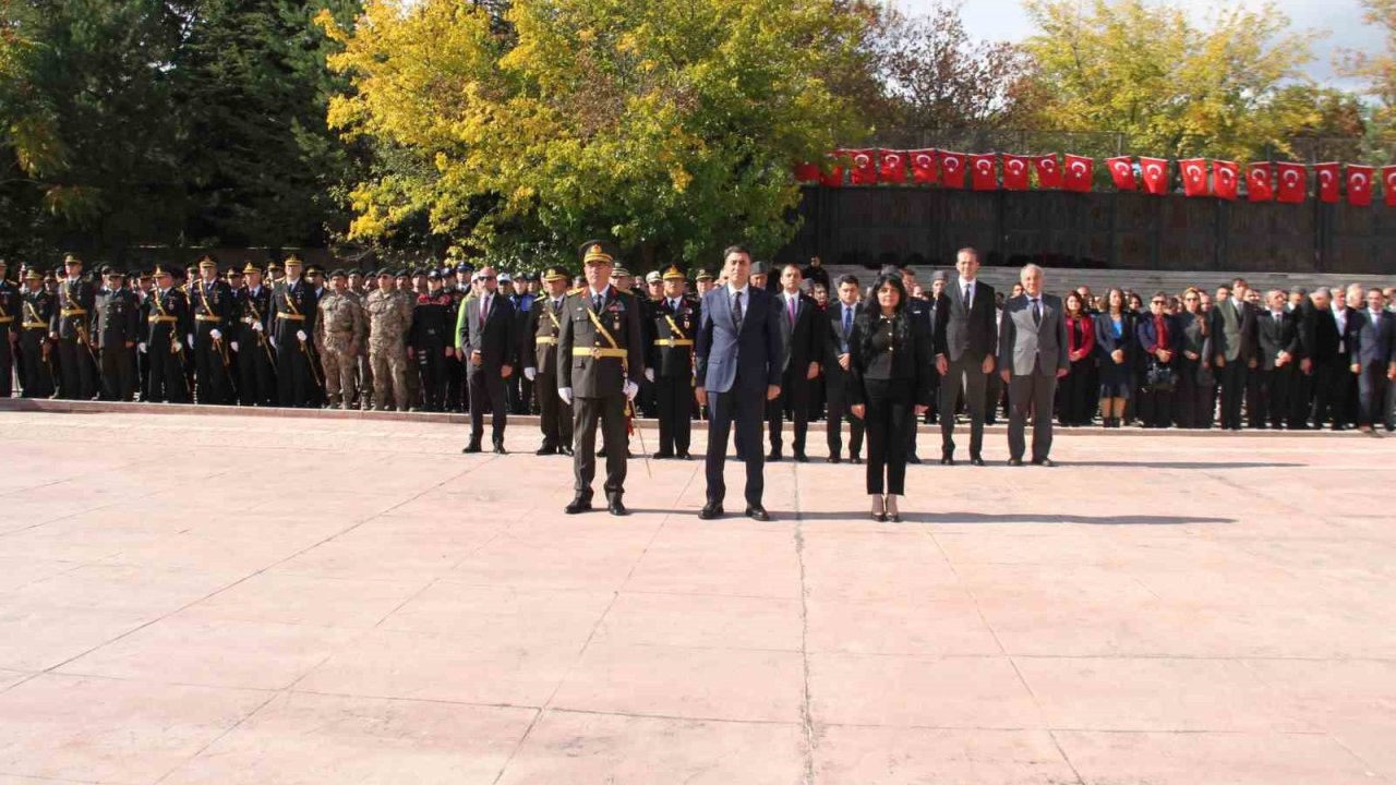 Tunceli’de Cumhuriyet Bayramı kutlamaları çelenk sunma töreni ile başladı