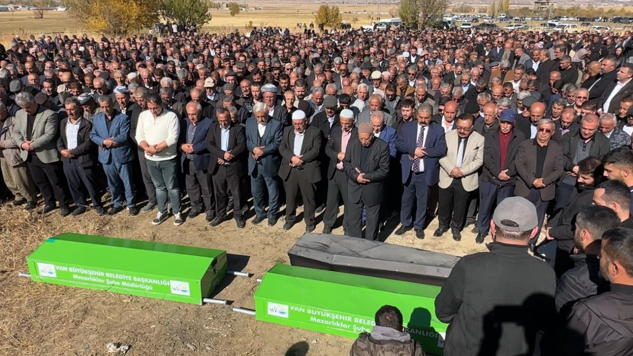 Van-Hakkari karayolundaki kazada hayatını kaybeden aynı aileden 3 kişi toprağa verildi