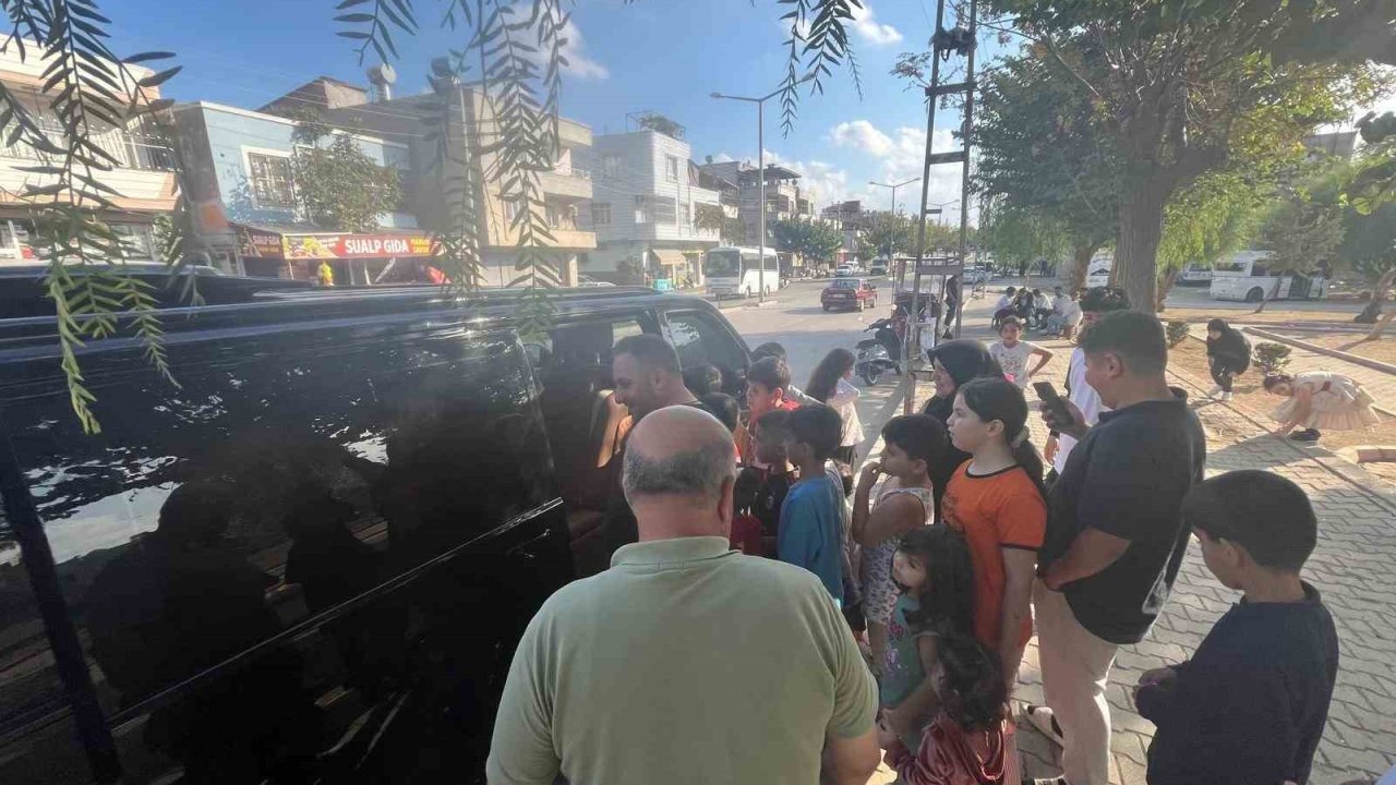 Çocuklar, hediye oyuncaklarla sevindi