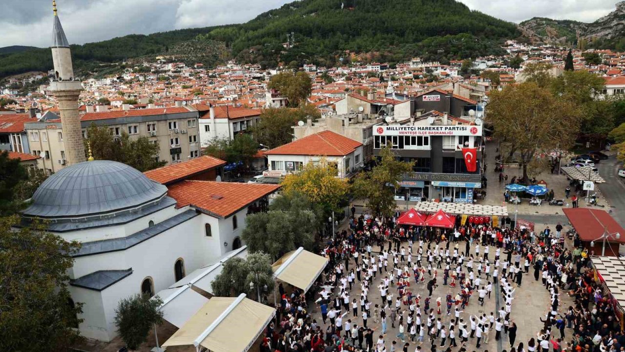 MTK Koleji’nden "Adım Adım Cumhuriyet" Zeybek gösterisi