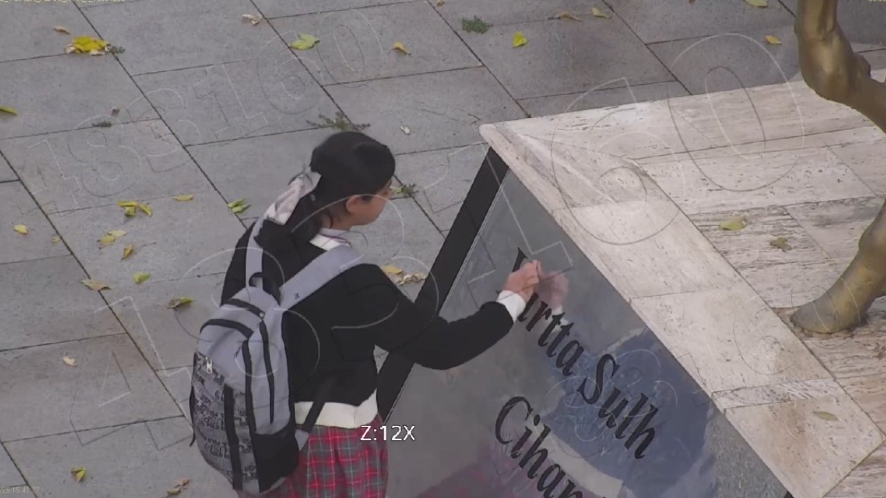 Atatürk büstünü temizleyen minik Asmin’in