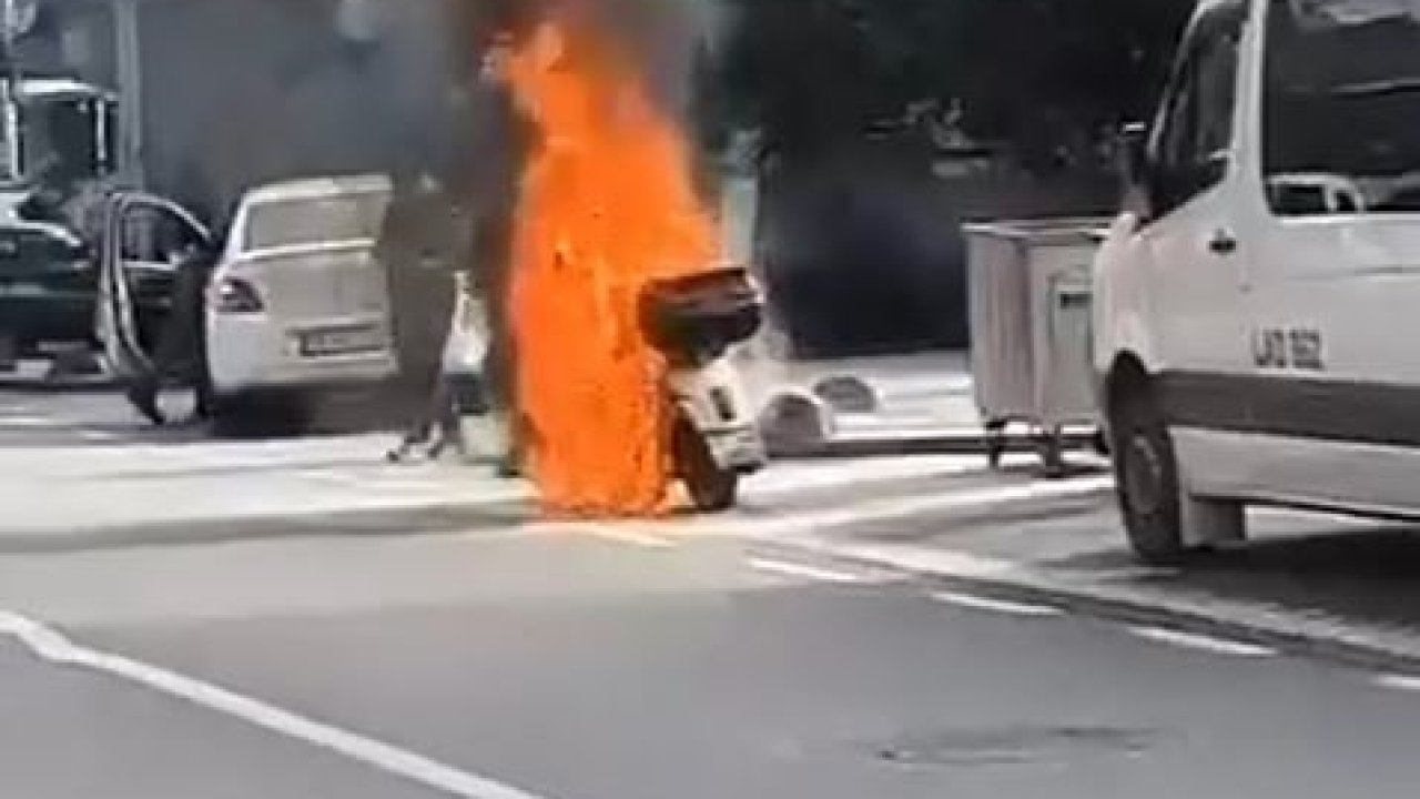 Arnavutköy’de seyir halindeki motosiklet alev aldı