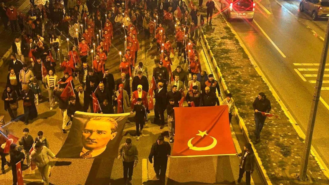 Osmaneli’de 29 Ekim Cumhuriyet Bayramı fener alayı düzenlendi