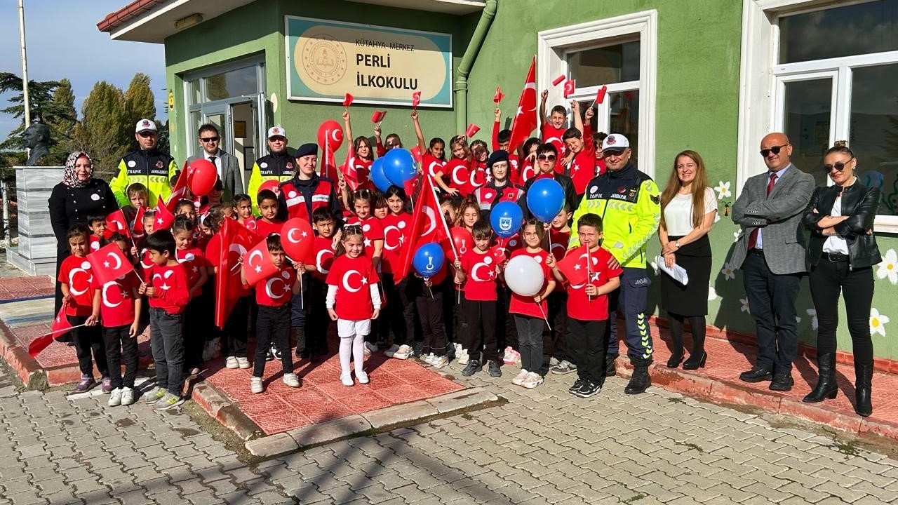 Kütahya’da jandarma ekipleri miniklerin Cumhuriyet Bayramını kutladı