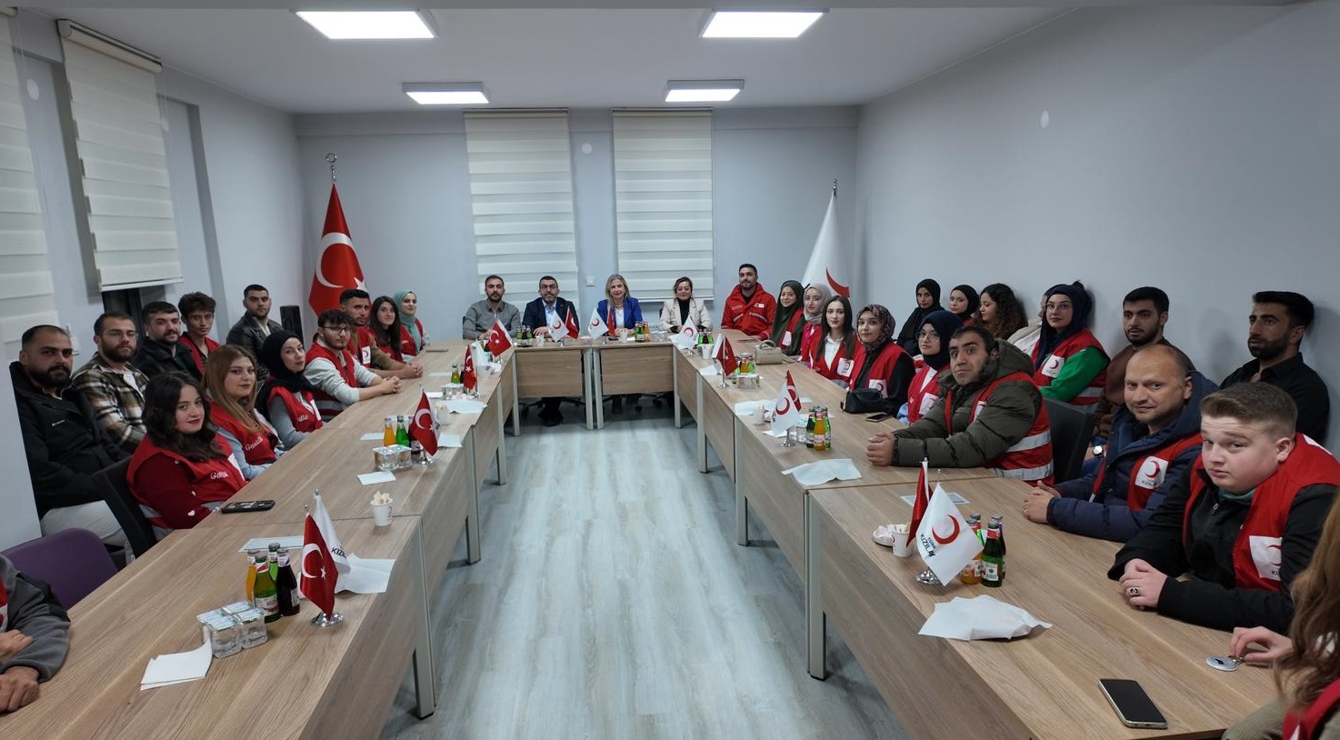 Çalkın, Genç Kızılay üyeleriyle bir araya geldi