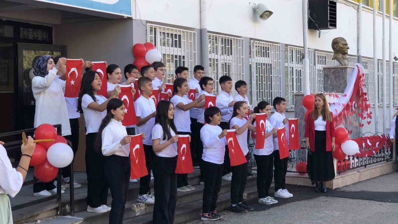 Battalgazi öğretmenlerinden Cumhuriyet Bayramı’na mini konser