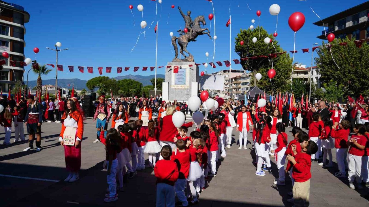 Cumhuriyet’in 102 yılı Edremit’te coşkuyla kutlandı