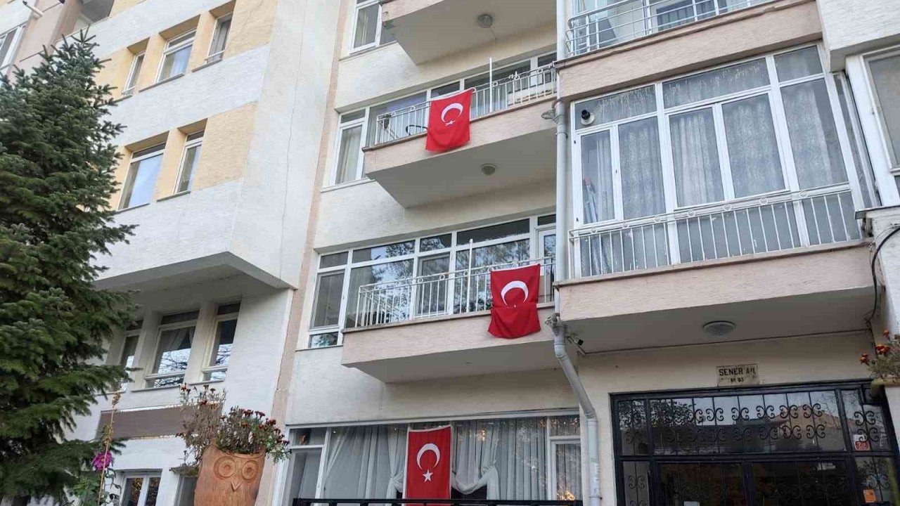 Eskişehir’de evler ve dükkanlar Türk bayrakları ile dolup taştı