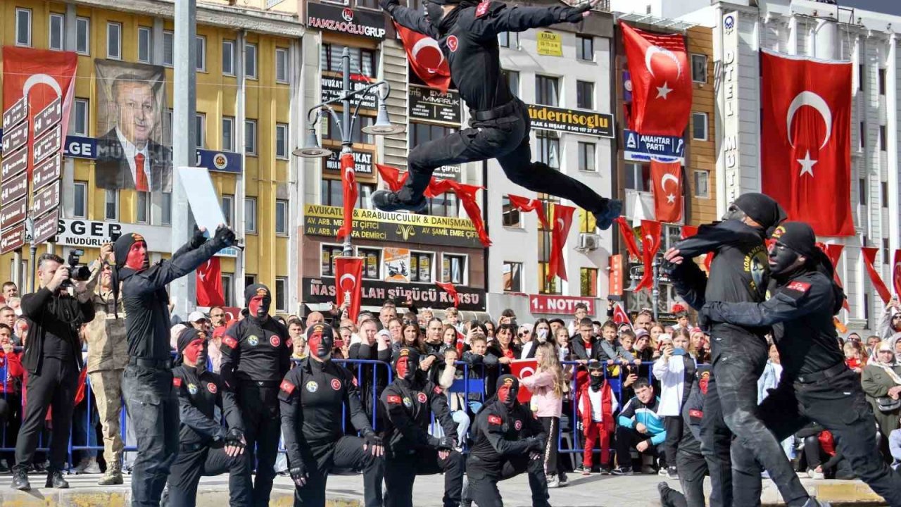 Dövüş sanatlarındaki hünerlerini sergileyen jandarma komandolar nefes kesti