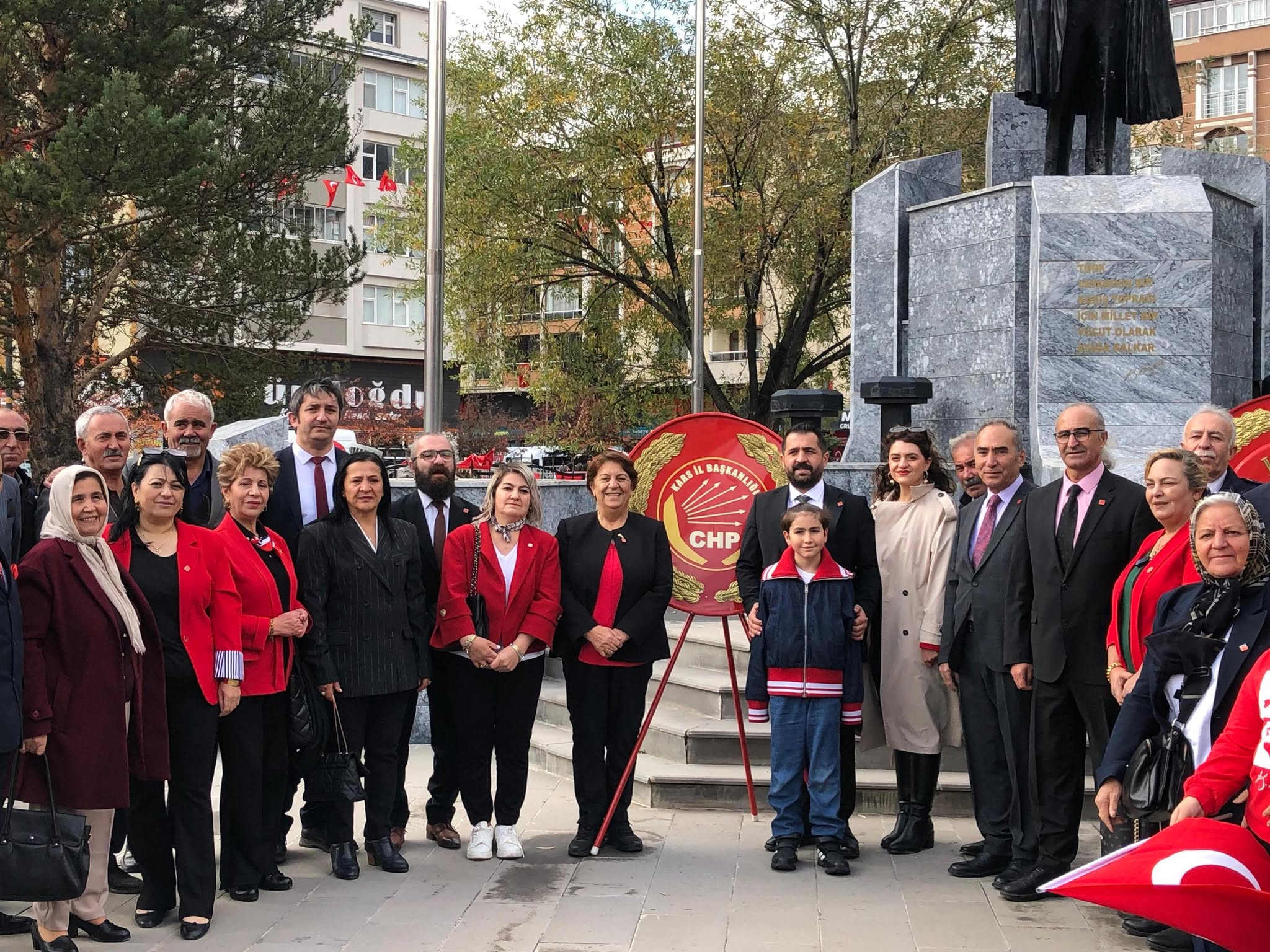 Kars CHP Atatürk anıtına çelenk koyarak basın açıklamasında bulundu