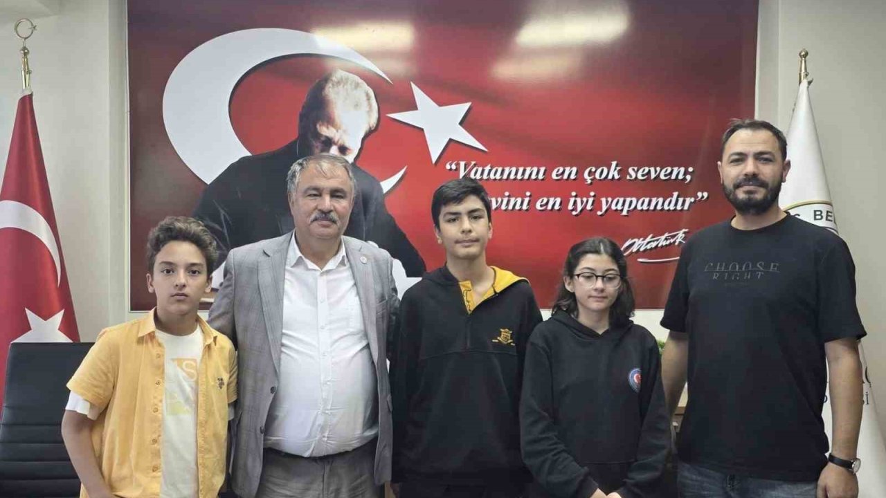 Başkan Pütün, Beyağaç’ı gururlandıran öğretmeni fahri hemşehri ilan etti