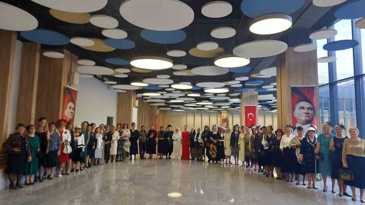 Nilüfer Kadın Korosu’ndan Cumhuriyet defilesi