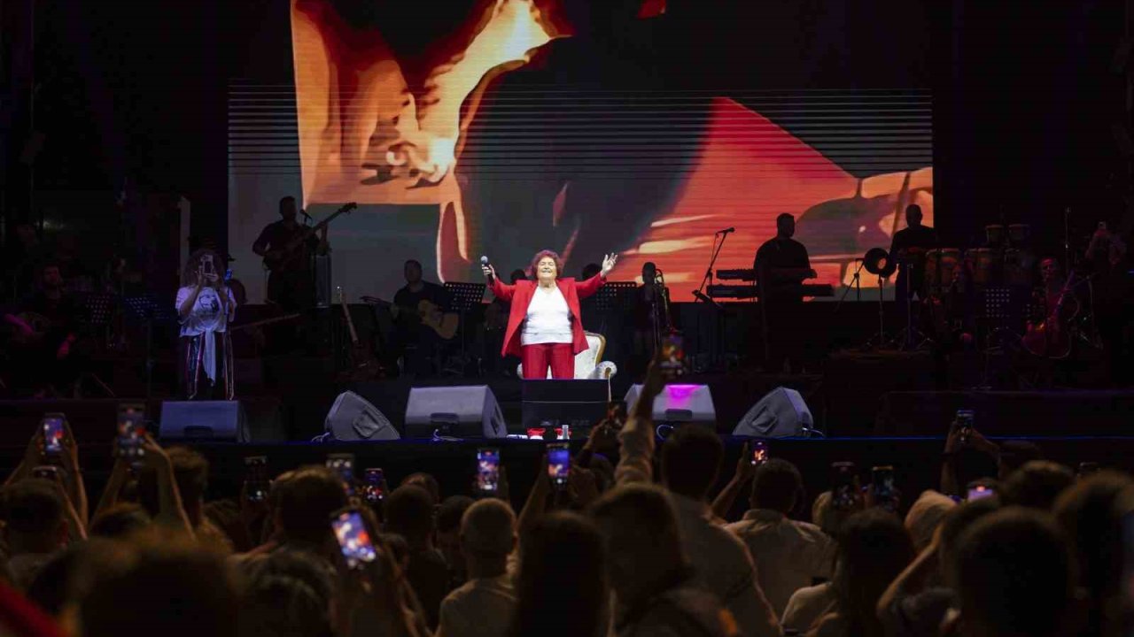 Selda Bağcan, ’Mersin Gençlik Festivali’ kapsamında sahne aldı