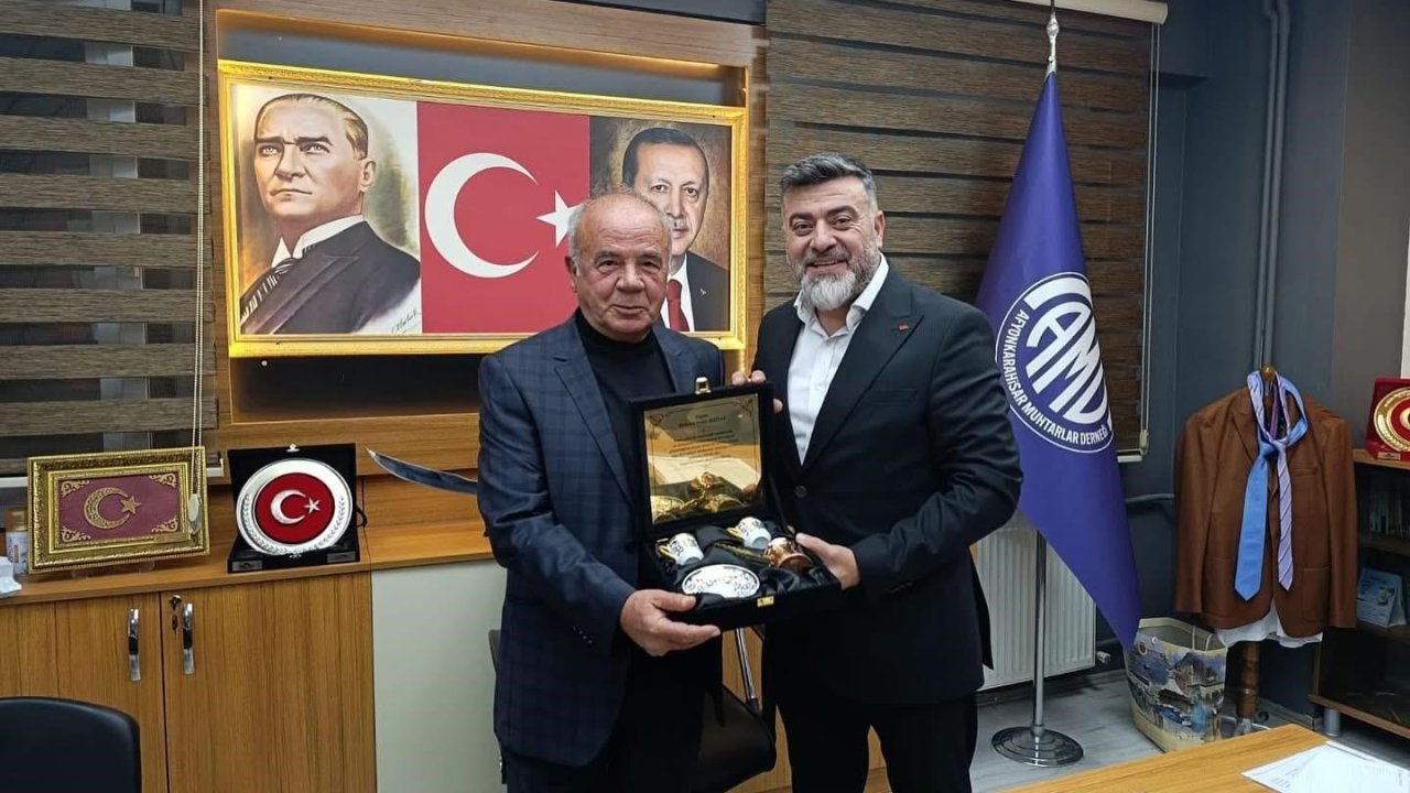 40 yıllık muhtara vefa plaketi