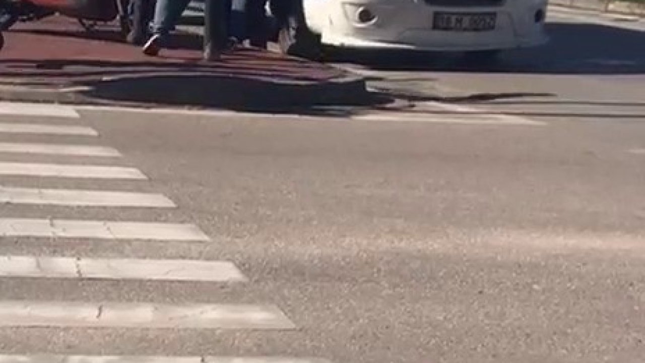 Minibüs şoförü ile motokurye birbirine girdi