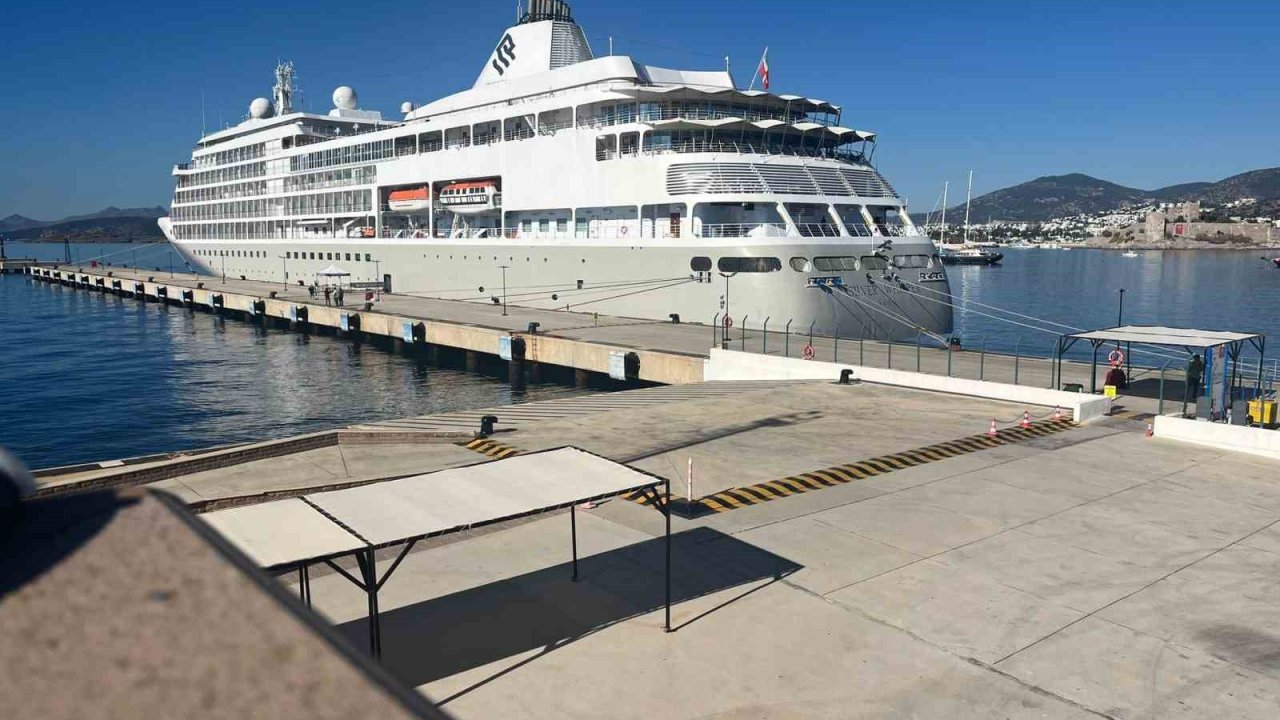 Bodrum’da kruvaziyer turizmi devam ediyor