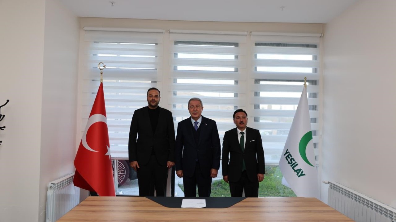 Hulusi Akar’dan Yeşilay’a destek ziyareti ve üyelik