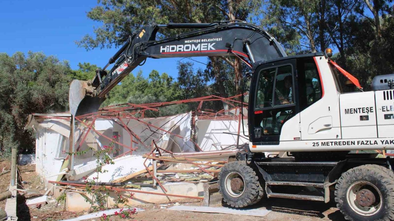 Akbük’te kaçak yapılara kepçe vuruldu