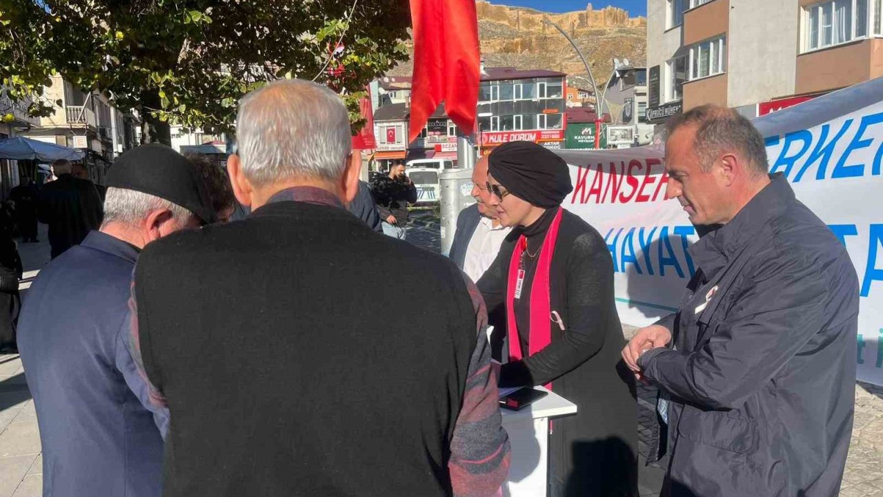 Bayburt’ta vatandaşlar ‘Erken Teşhis Hayat Kurtarır’ standında bilgilendiriliyor
