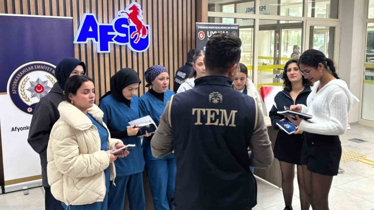 Polisten 17 bin üniversite öğrencisine terörle ve uyuşturucuyla mücadele eğitimi