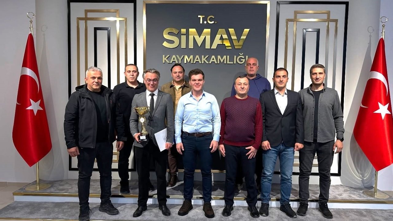 Simav Kaymakamı Karaloğlu şampiyon voleybol takımını kabul etti