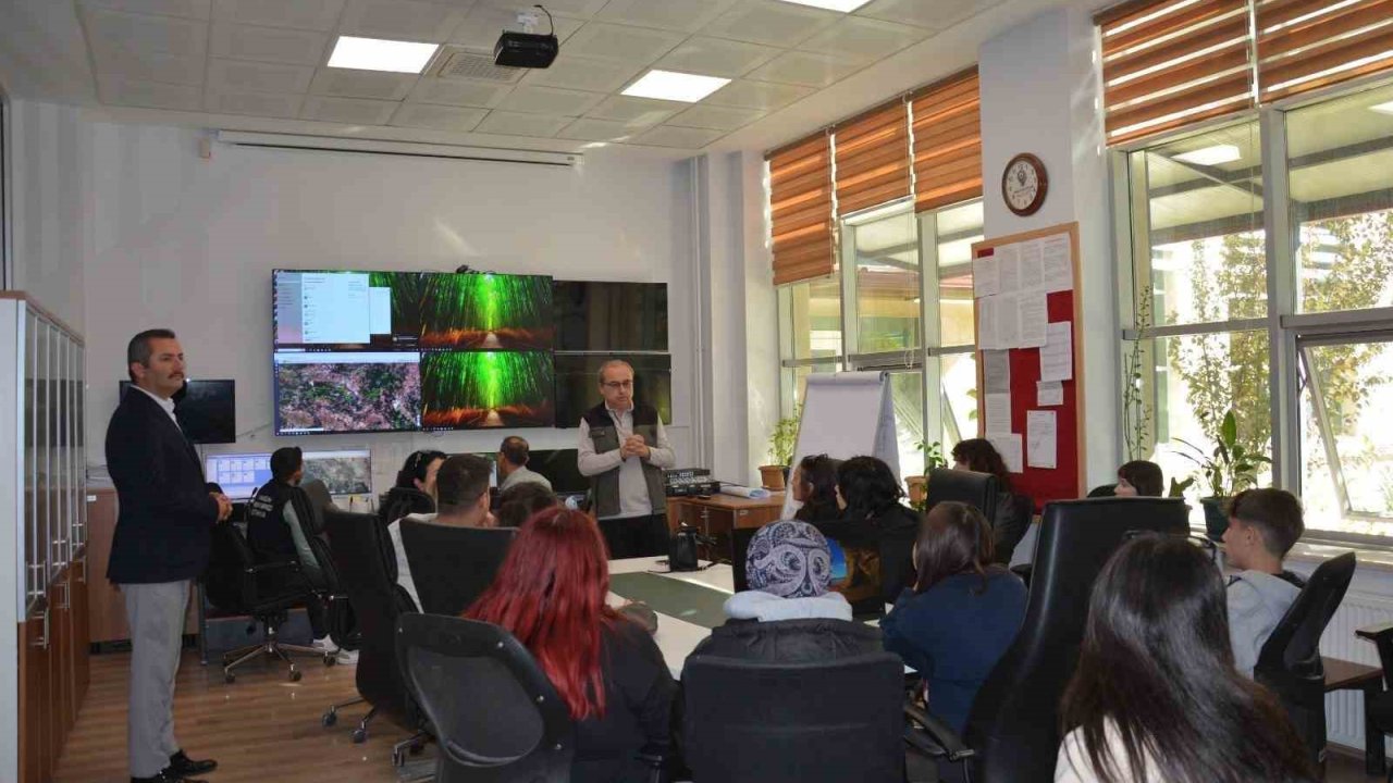 Kütahya’da lise öğrencileri orman yangınlarıyla mücadele konusunda bilgilendirildi