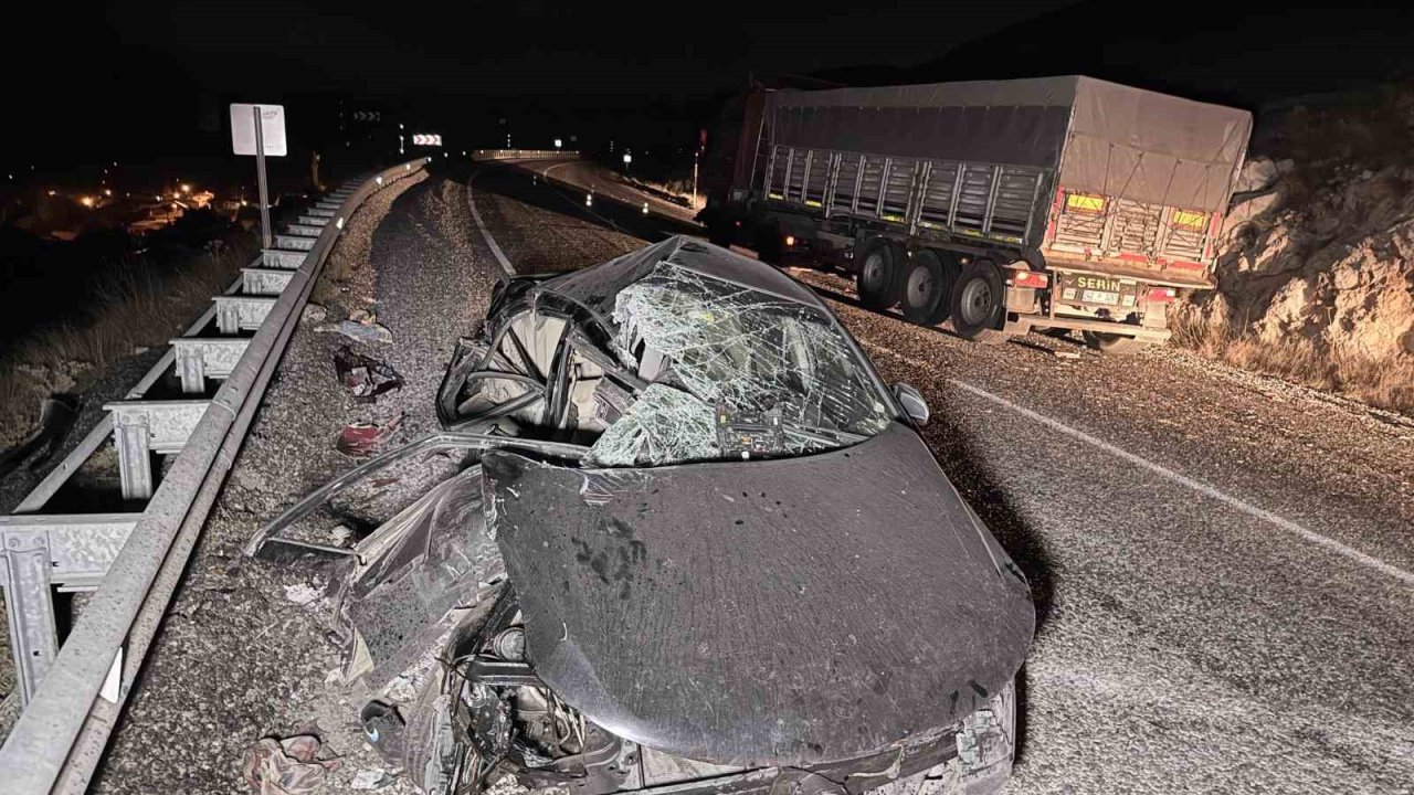 Tıra çarpan otomobilde 4 kişi yaralandı