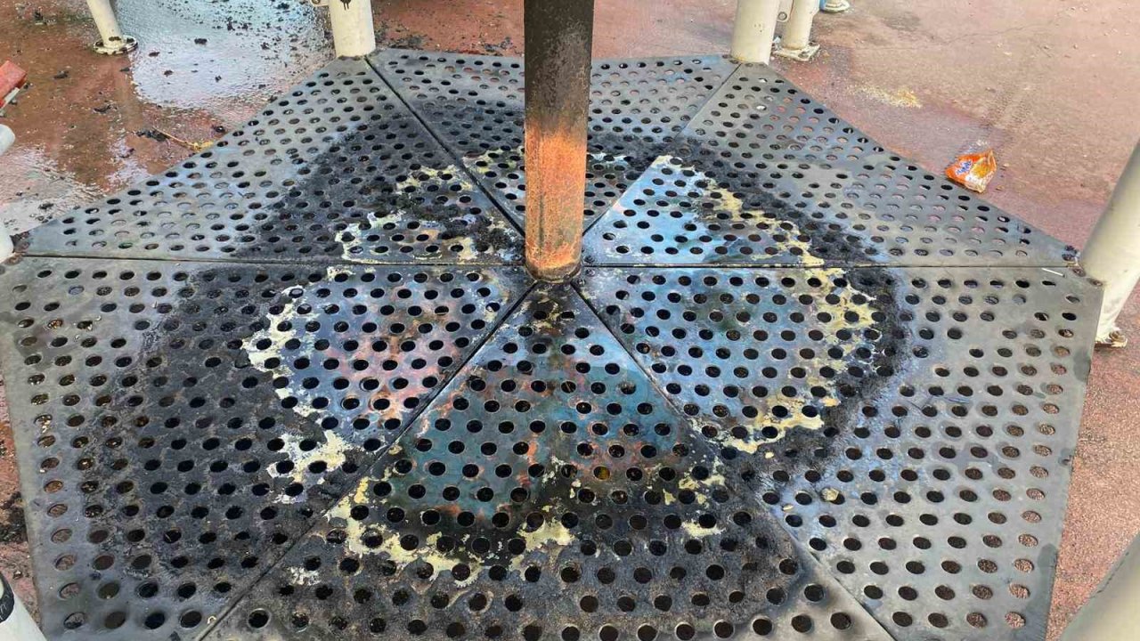 Parkta oynayan çocuklar oyuncağı ateşe verdi