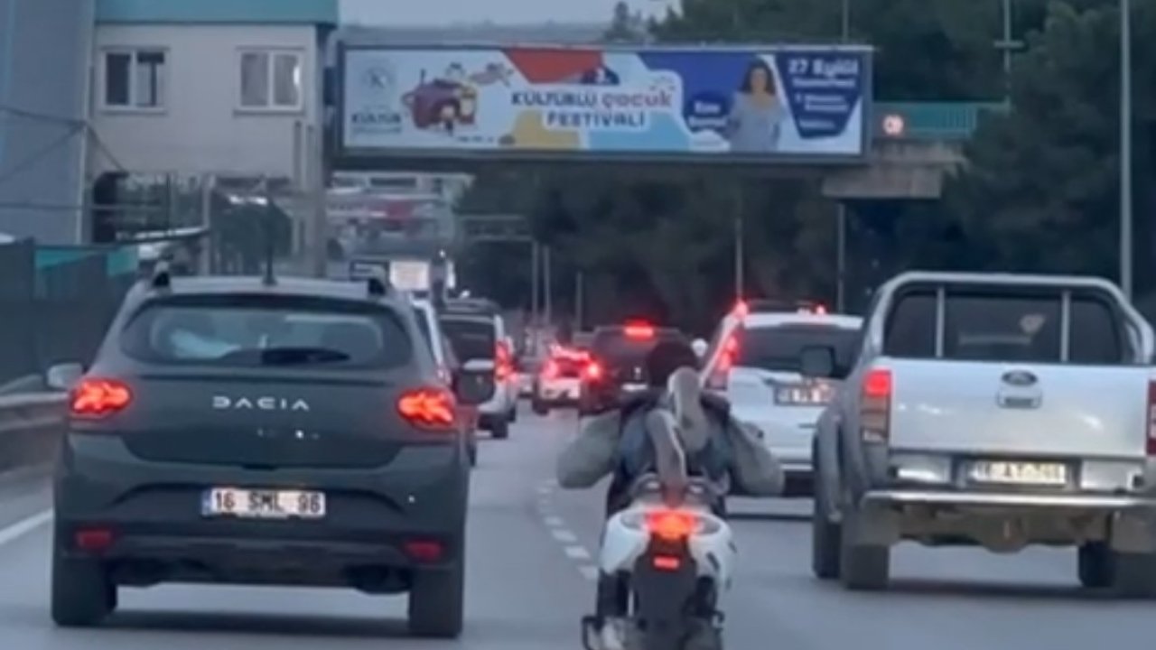 Yatarak motosiklet süren maganda kamerada