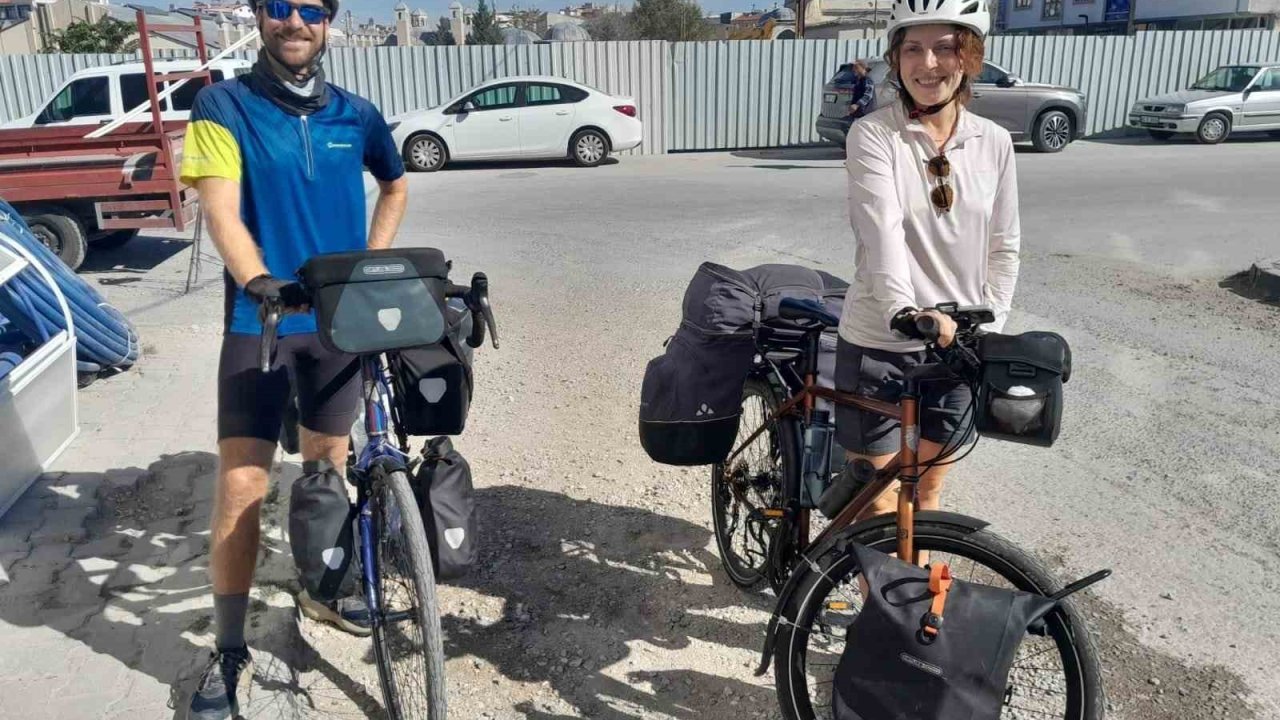 Bisikletle Almanya’dan yola çıkıp, 10 ülkeyi geçip Konya’ya ulaştılar