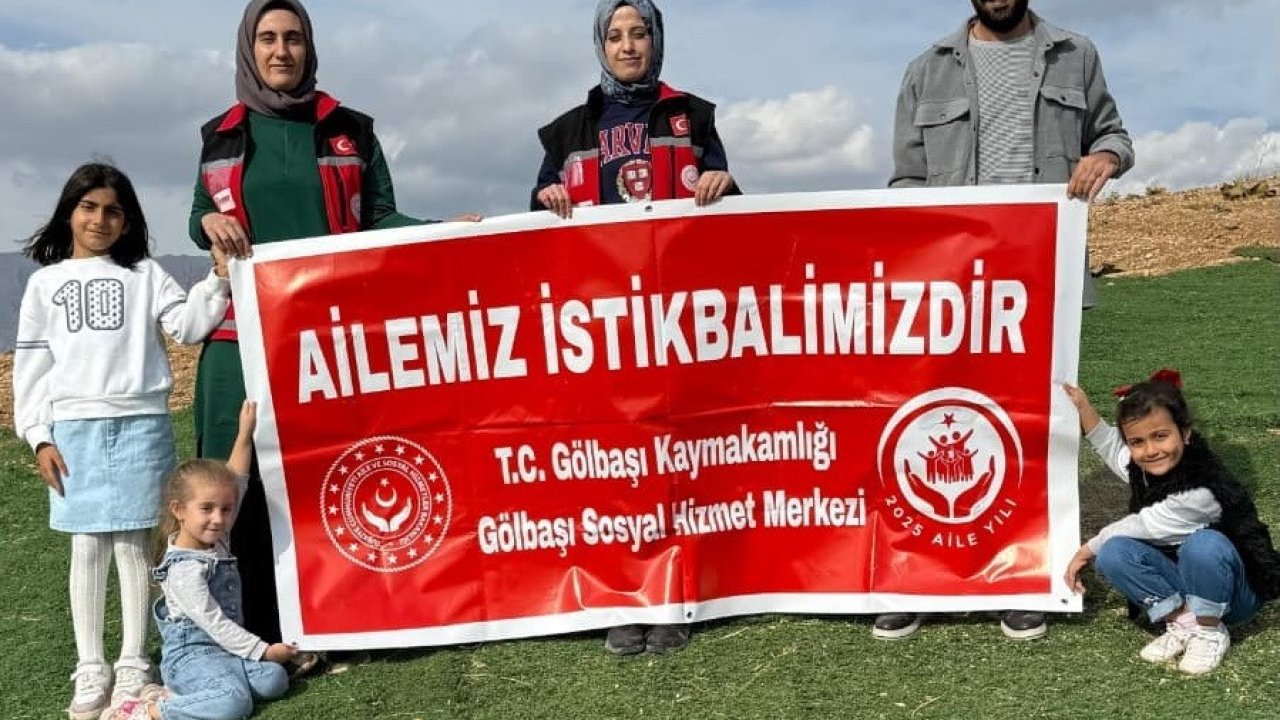 Paraşütle "Ailemiz istikbalimizdir" mesajı verildi