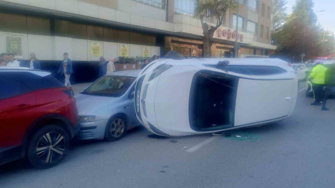 Park halindeki araçlara çarpan otomobil yan yattı: 1 yaralı
