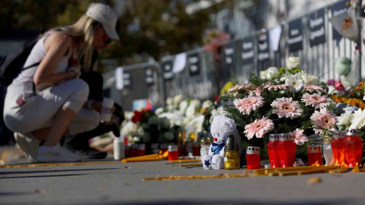 Sırbistan’da on binlerce protestocu, tren istasyonu faciasının yıldönümde Novi Sad’da bir araya geldi