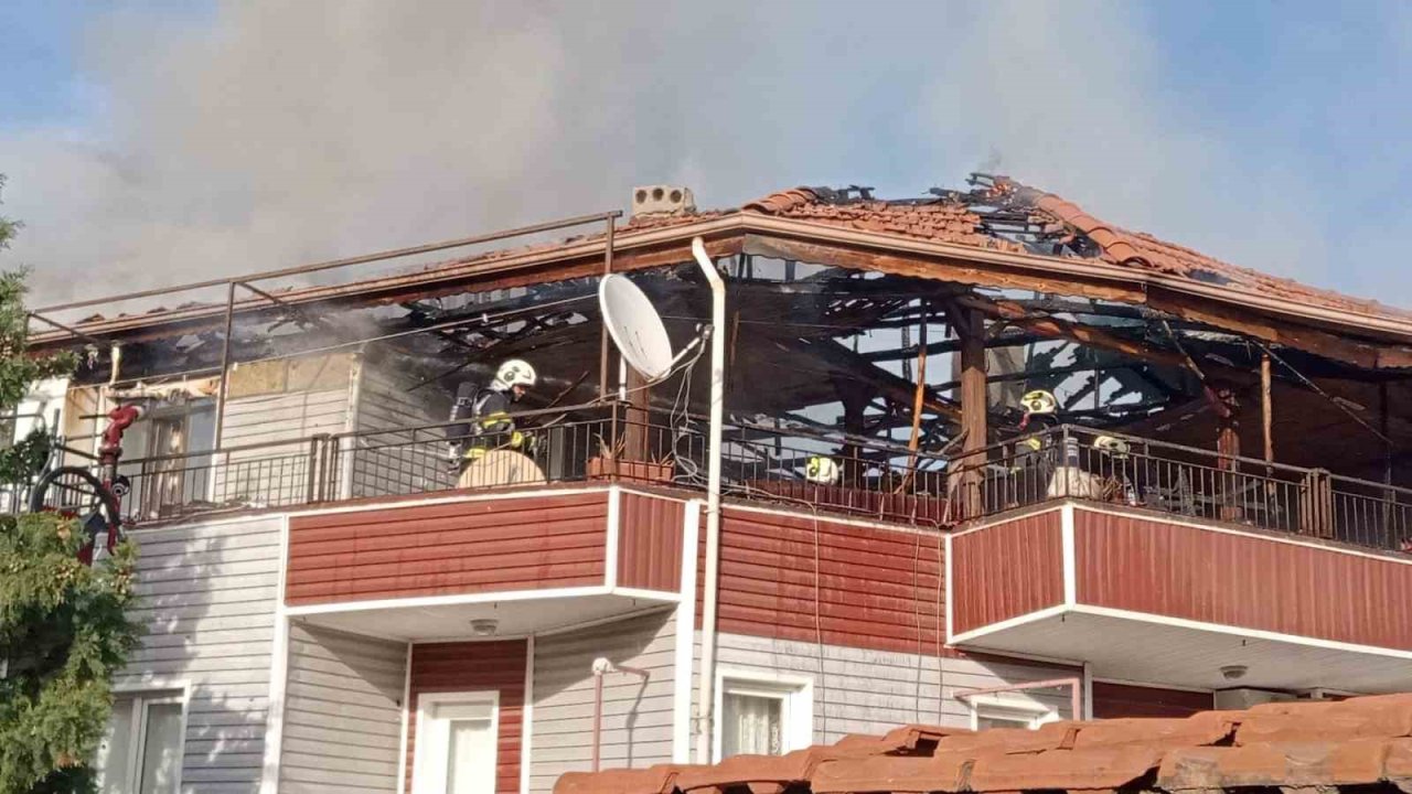 Denizli’de bir binanın çatısından başlayan yangın korkuttu; 5 kişi ekipler tarafından kurtarıldı